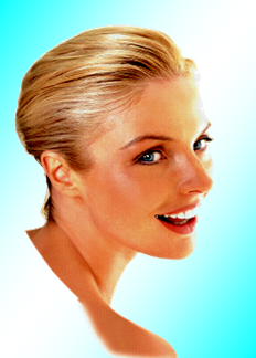 blondes Model von Phyris seitlich und lächelnd